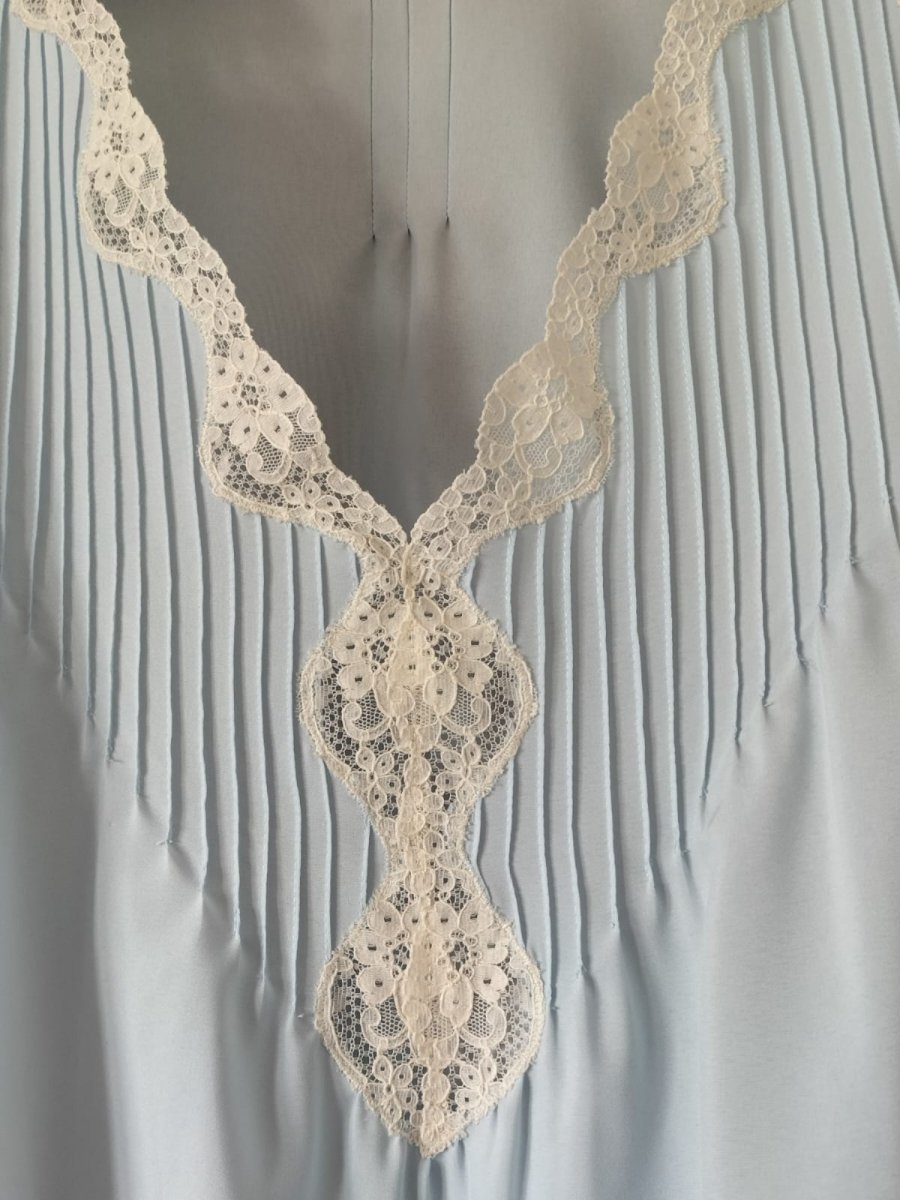 Camisón para mujer en seda y con encaje – Modelo Nomeolvides - Imagen 2