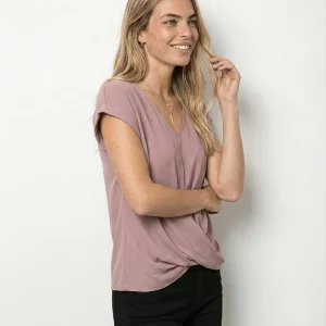 Camiseta Casual con Escote Corazón Cleo – Rosa