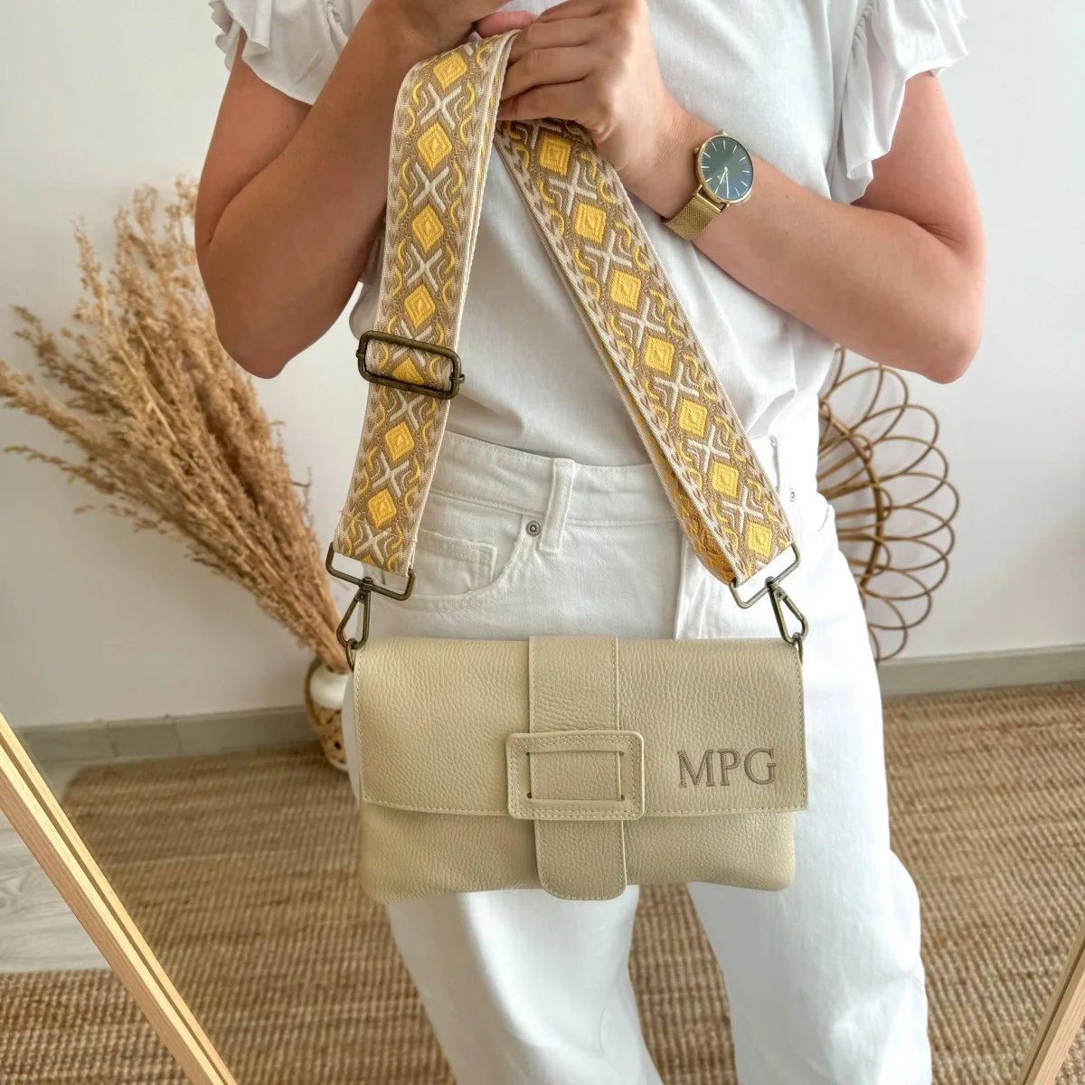 Bolso piel bandolera beige solapa personalizado iniciales bordadas - Imagen 5