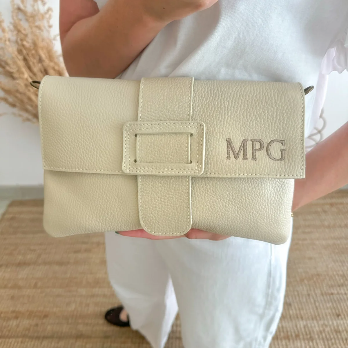 Bolso piel bandolera beige solapa personalizado iniciales bordadas - Imagen 4