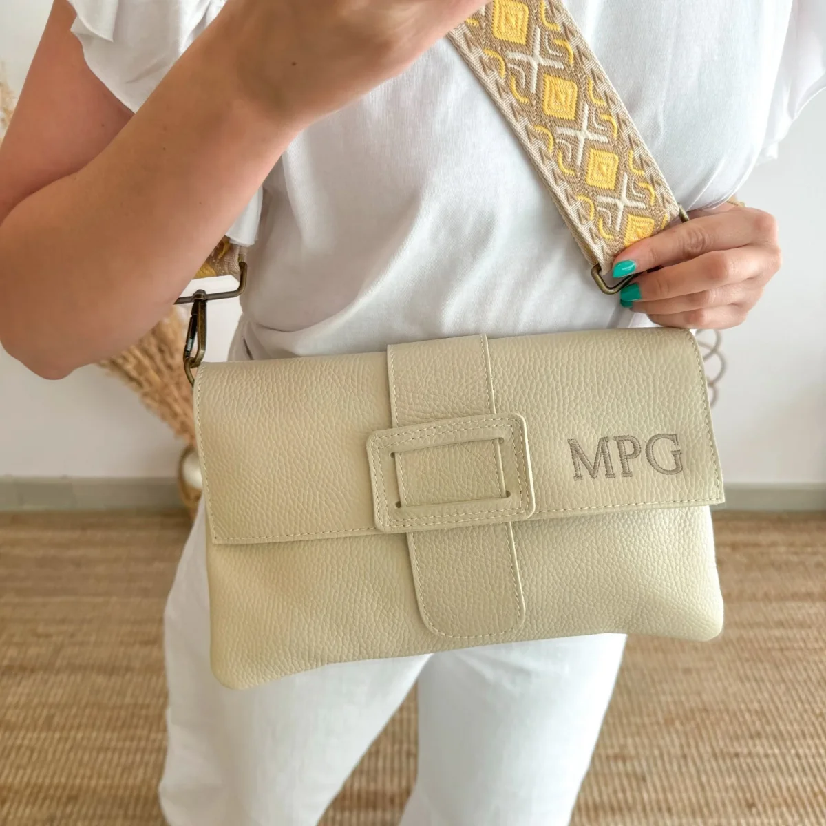 Bolso piel bandolera beige solapa personalizado iniciales bordadas - Imagen 3