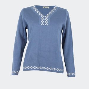 Jersey mujer punto cuello pico con botones adorno con pequeña muestra de ‘estrellas’ en cuello, bajo cuerpo y bajo mangas
