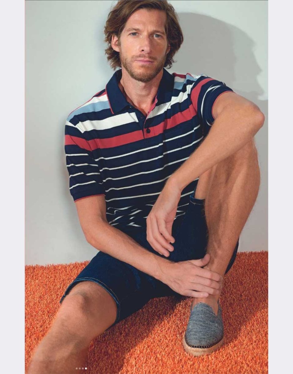 Polo hombre punto piqué manga corta, azul marino con rayas blancas y en la parte pecho rayas combinadas en blanco, celeste y granatoso con bolsillos